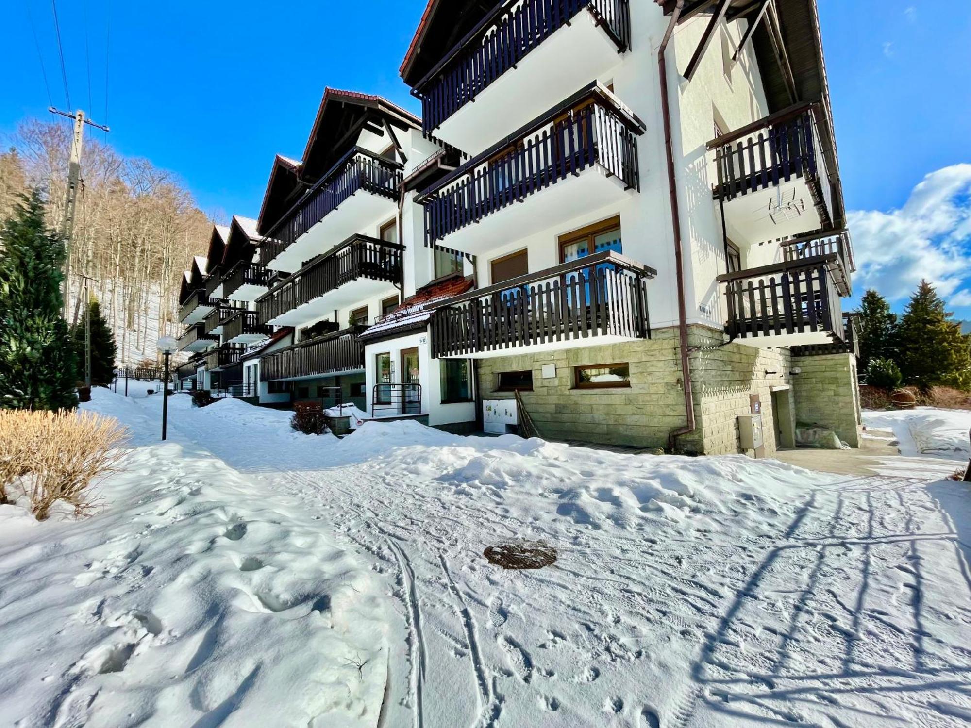 Champion'S Apartment Balkon Garaz Klima Щирк Екстер'єр фото